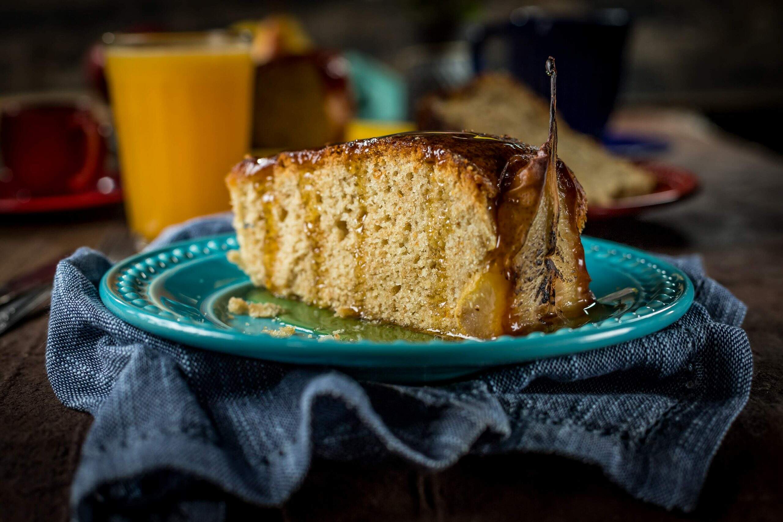 Donos da Santiago Padaria Artesanal ensinam receita de bolo de pera com mel